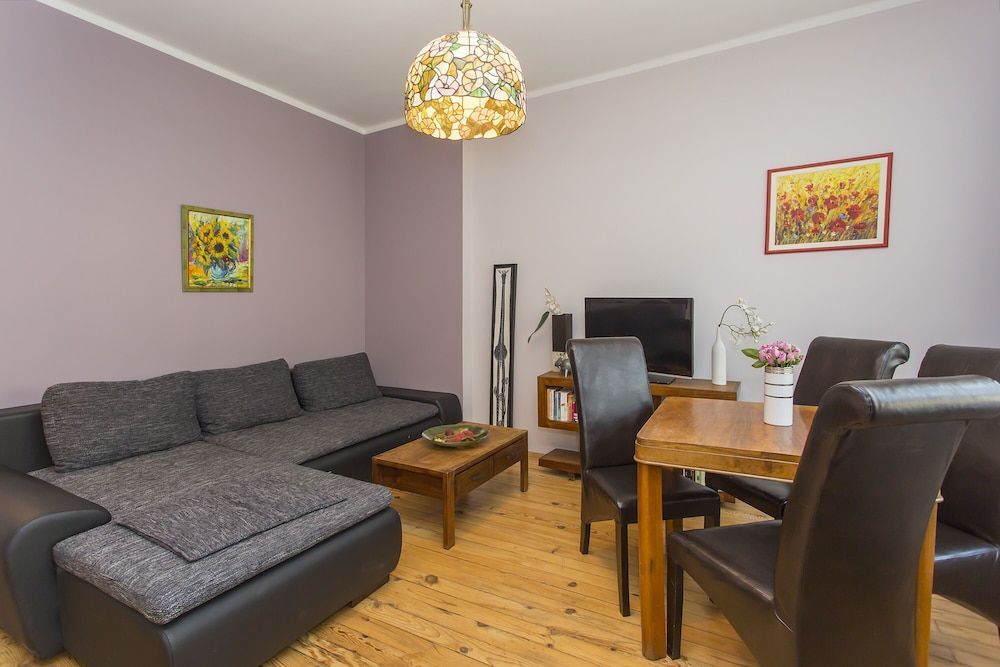Colorful 2BDR Apartment in the City Center 2