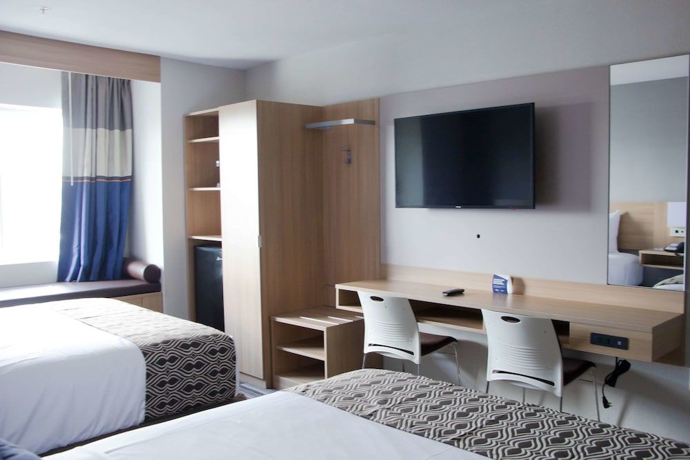 Microtel Inn & Suites by Wyndham Camp Lejeune/Jacksonville 1