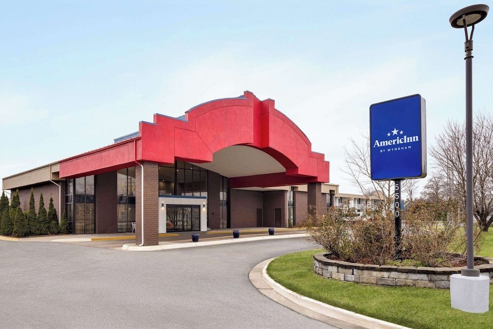 AmericInn by Wyndham Grand Rapids Airport North 1