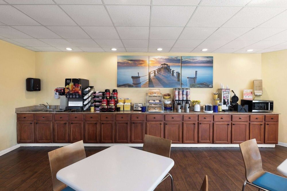 Days Inn by Wyndham Biloxi Beach 1
