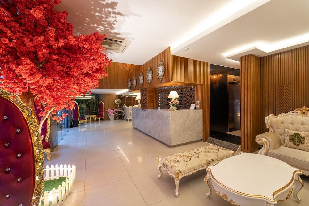 The White Hotel 8A Thai Van Lung 1