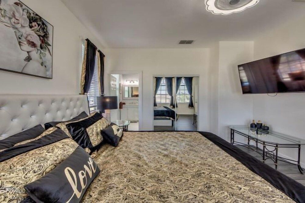 Golden Globe - luxury on the canal with pool/spa 2