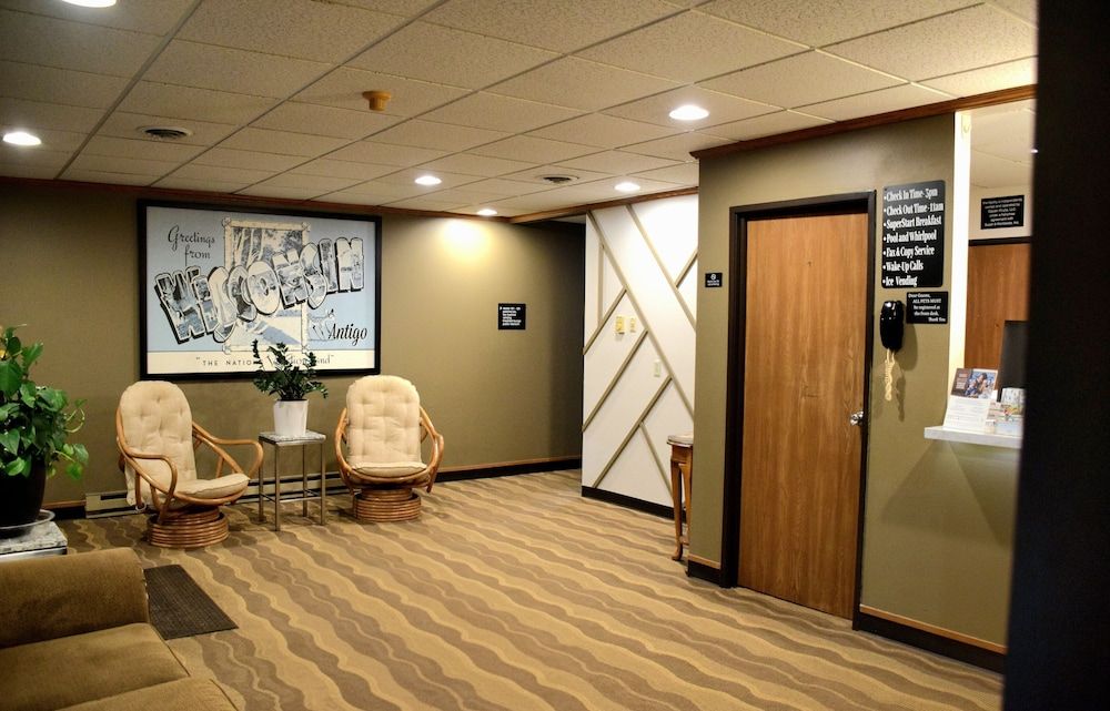 Super 8 by Wyndham Antigo 2