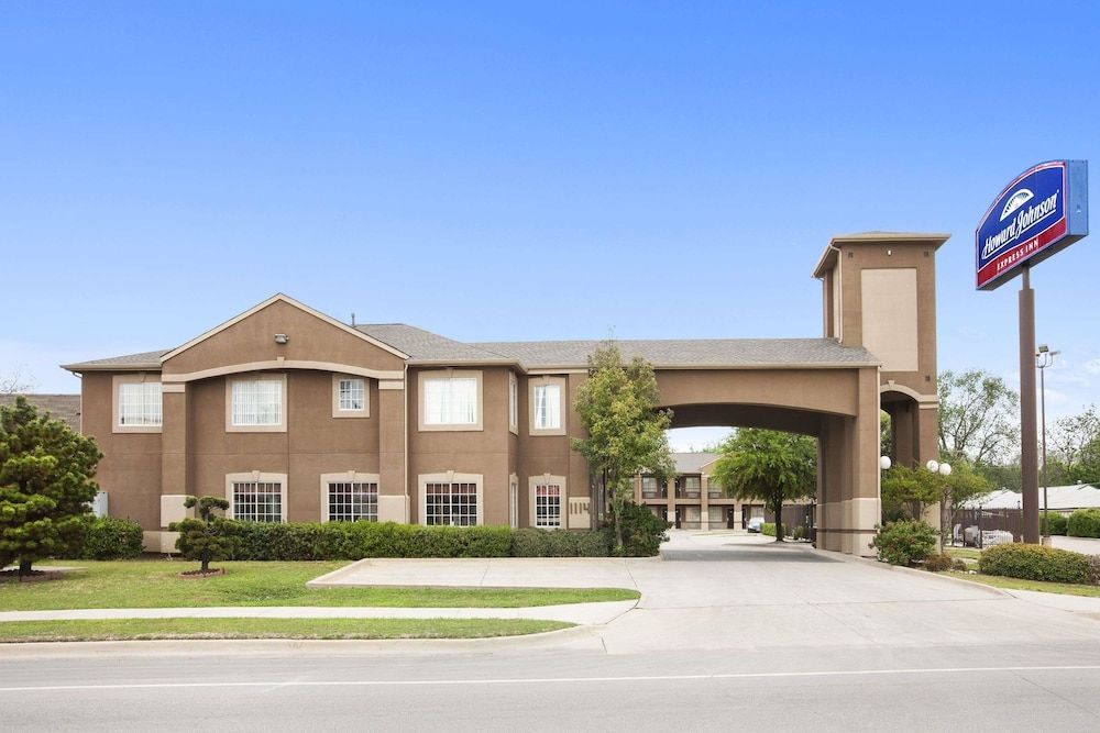 Howard Johnson by Wyndham Grand Prairie Near Lone Star Park 1
