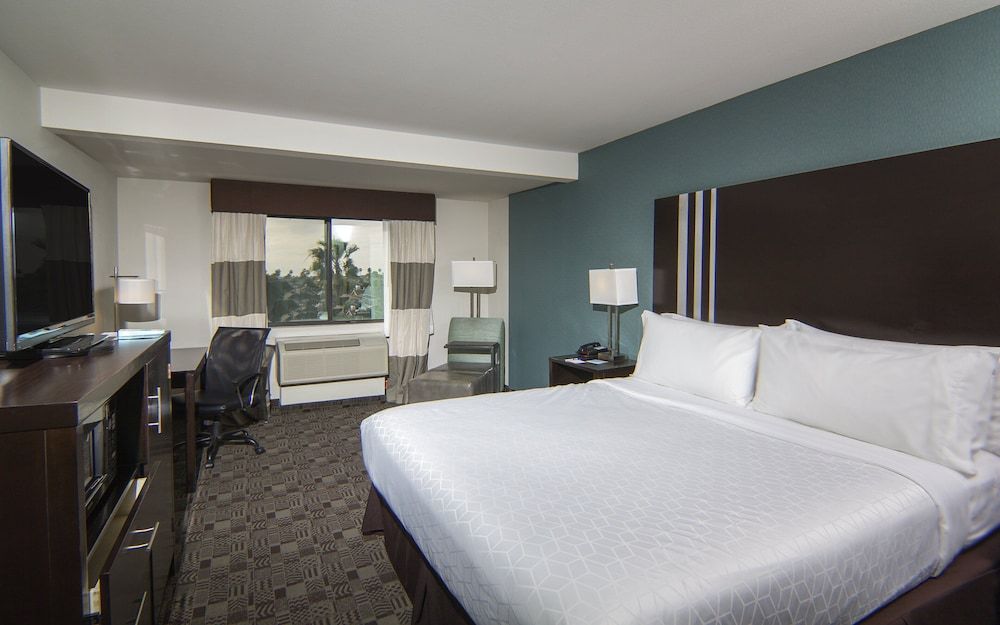 Holiday Inn Express & Suites CARLSBAD BEACH by IHG 2