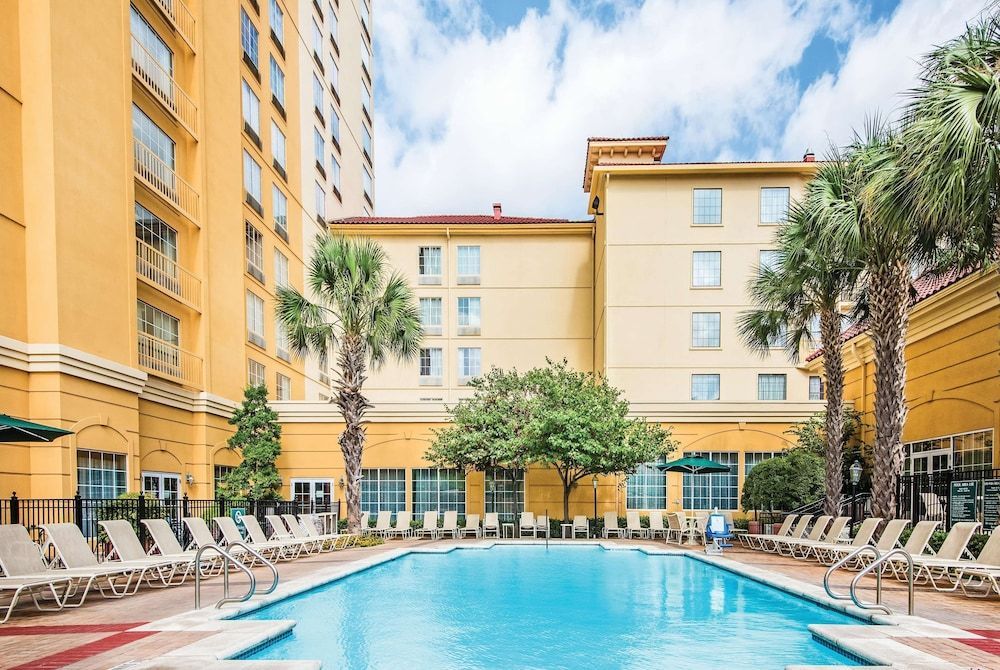 La Quinta Inn & Suites by Wyndham San Antonio Riverwalk 1