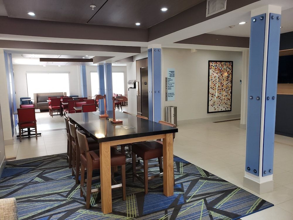 Holiday Inn Express & Suites ARLINGTON (I-20-PARKS MALL) by IHG 1