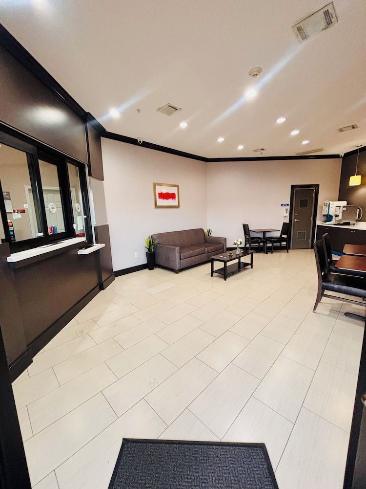 Humble Inn & Suites 1