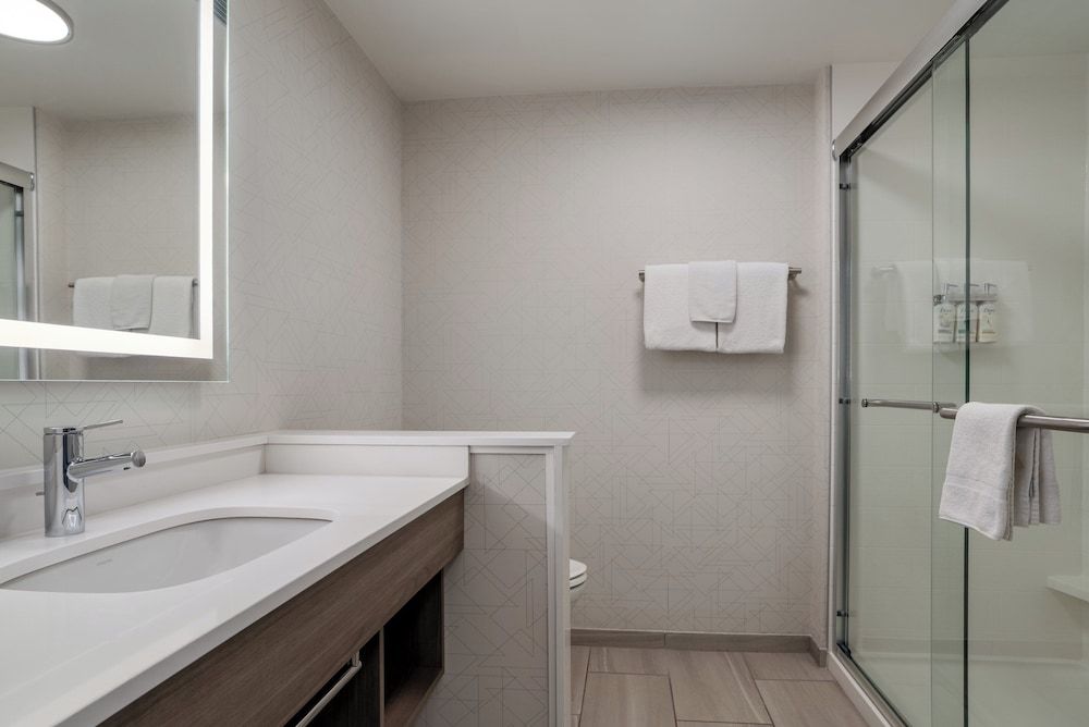 Holiday Inn Express & Suites Linden - Newark South by IHG 2