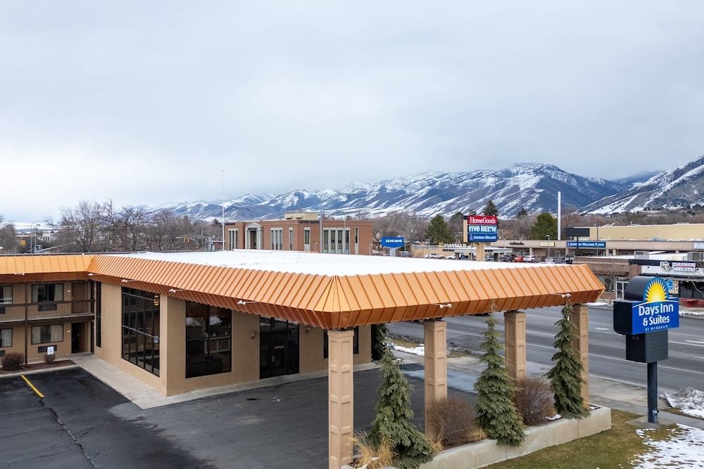 Days Inn & Suites by Wyndham Logan 1