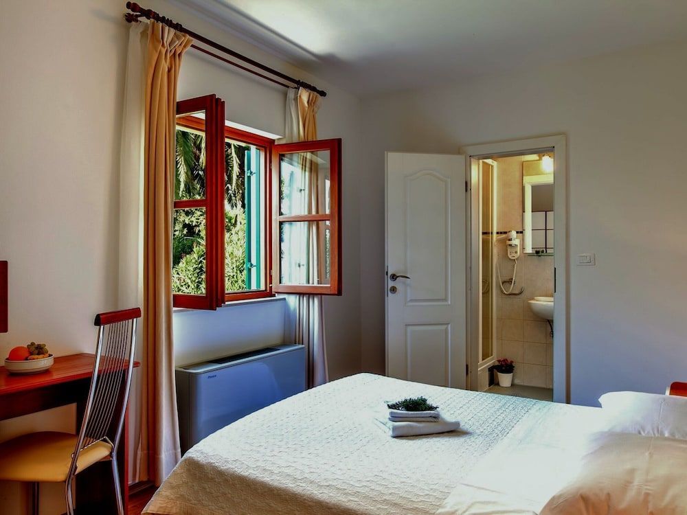 Superb Villa With Private Pool and Garden 2
