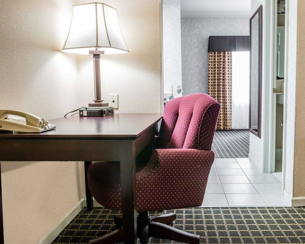 Econo Lodge & Suites Grand Rapids Airport 2