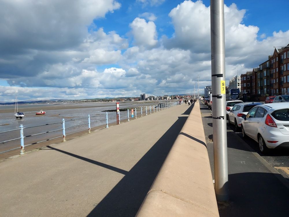 Morecambe Apartment - Sleeps 3 - 5 Mins to Sea 1