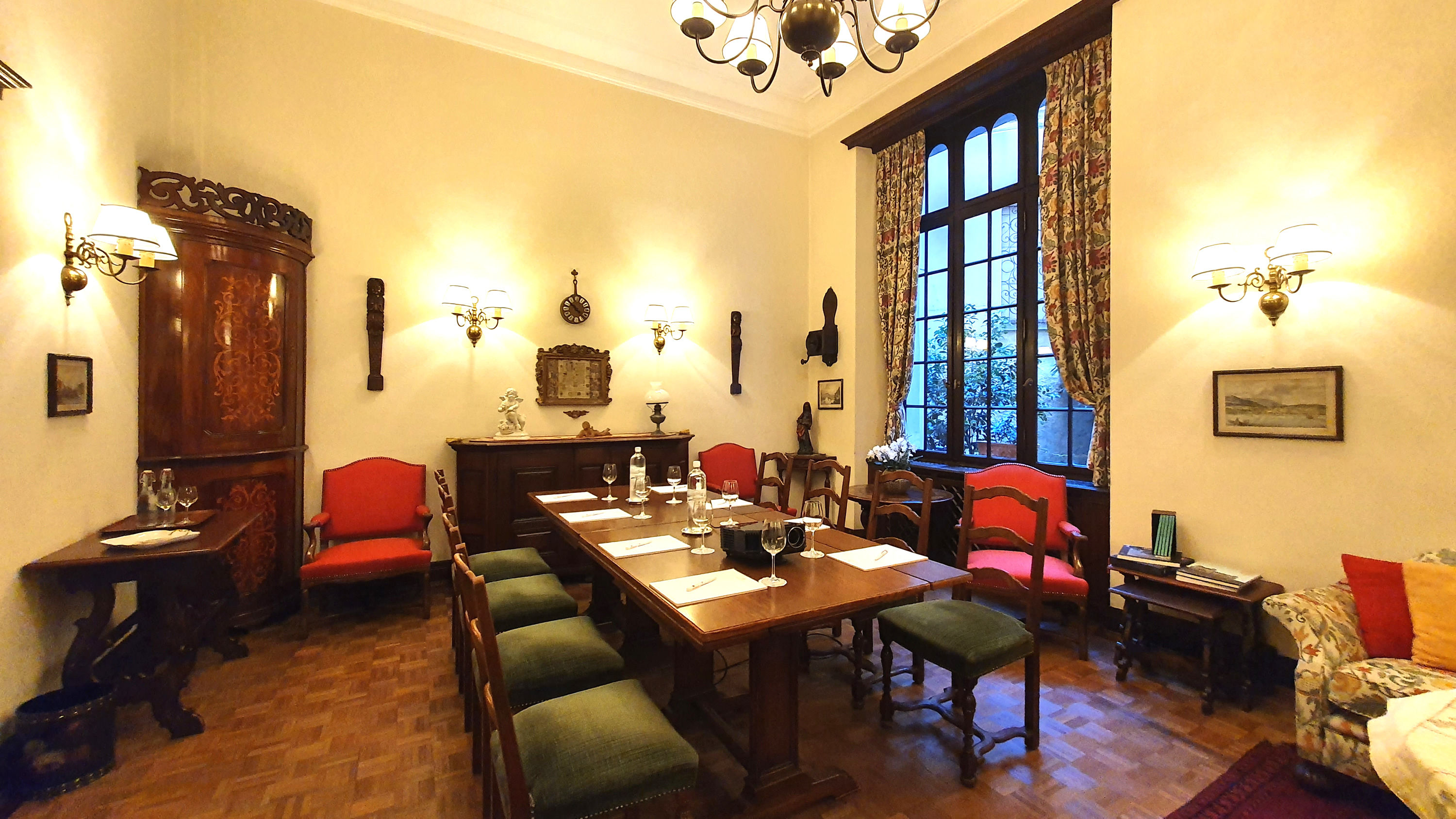 International au Lac Historic Lakeside Hotel 1