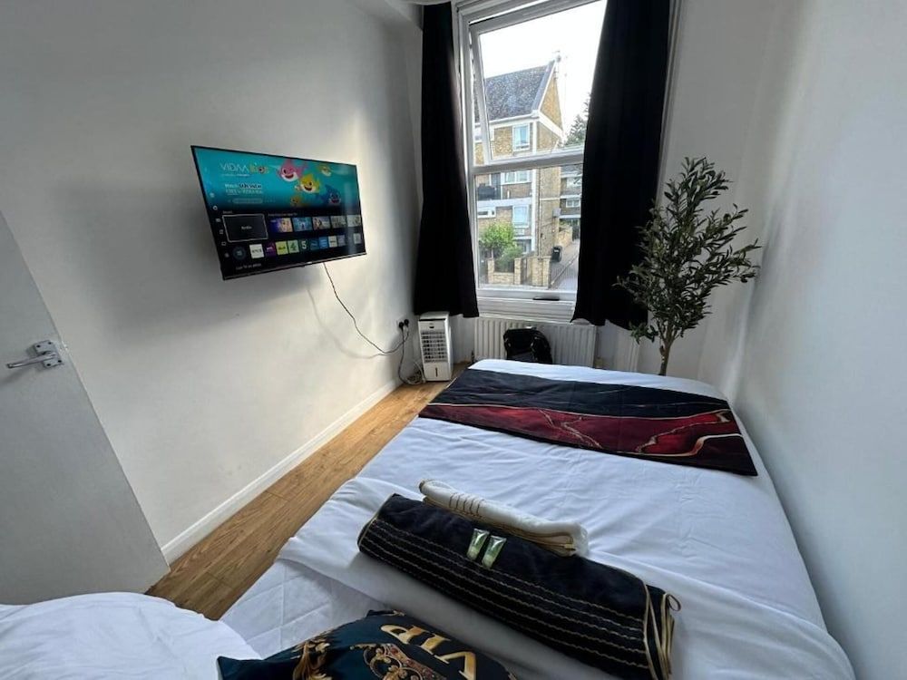 London-2Br-Sleeps6-SkySports-Netflix-DisneyPlus 2