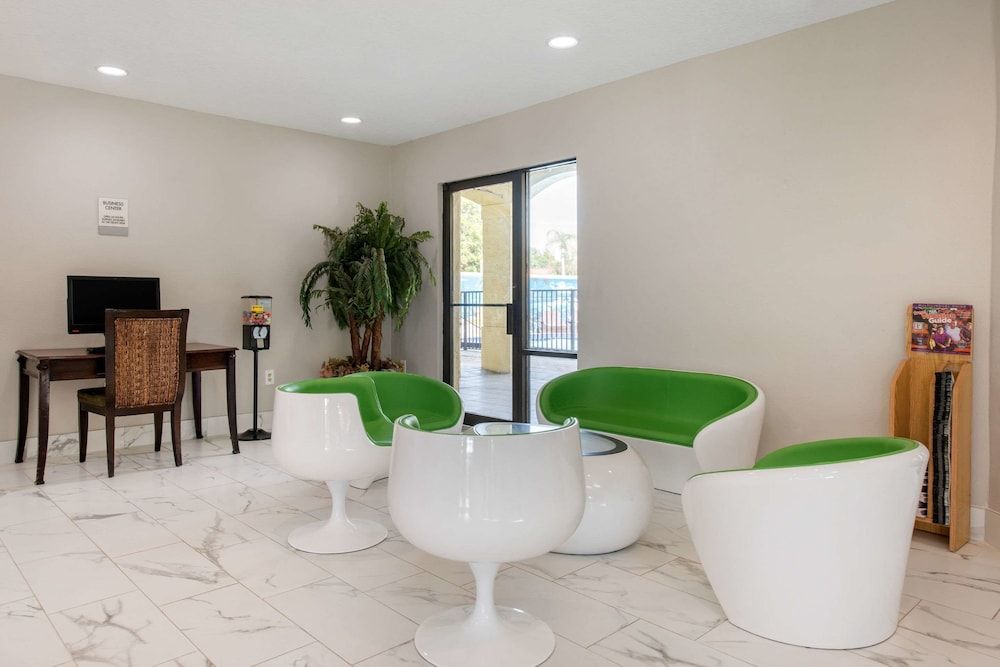Clarion Inn & Suites Kissimmee-Lake Buena Vista South 2