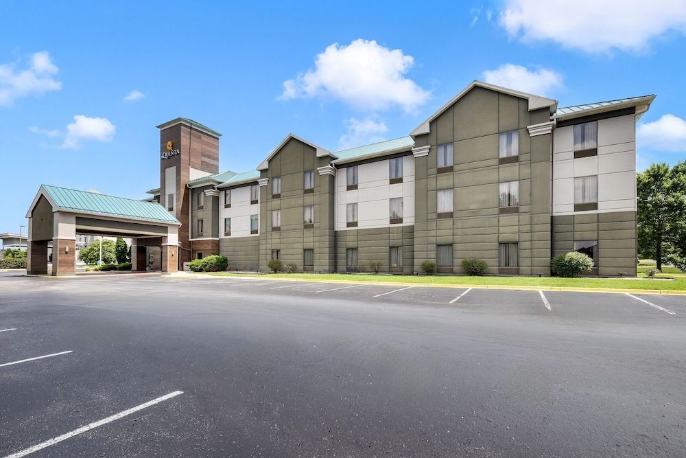 La Quinta Inn & Suites by Wyndham Louisville East 1