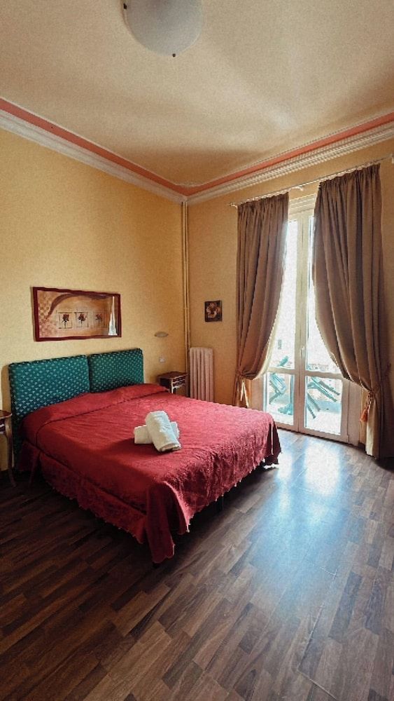 Viareggio rooms facing the sea 1