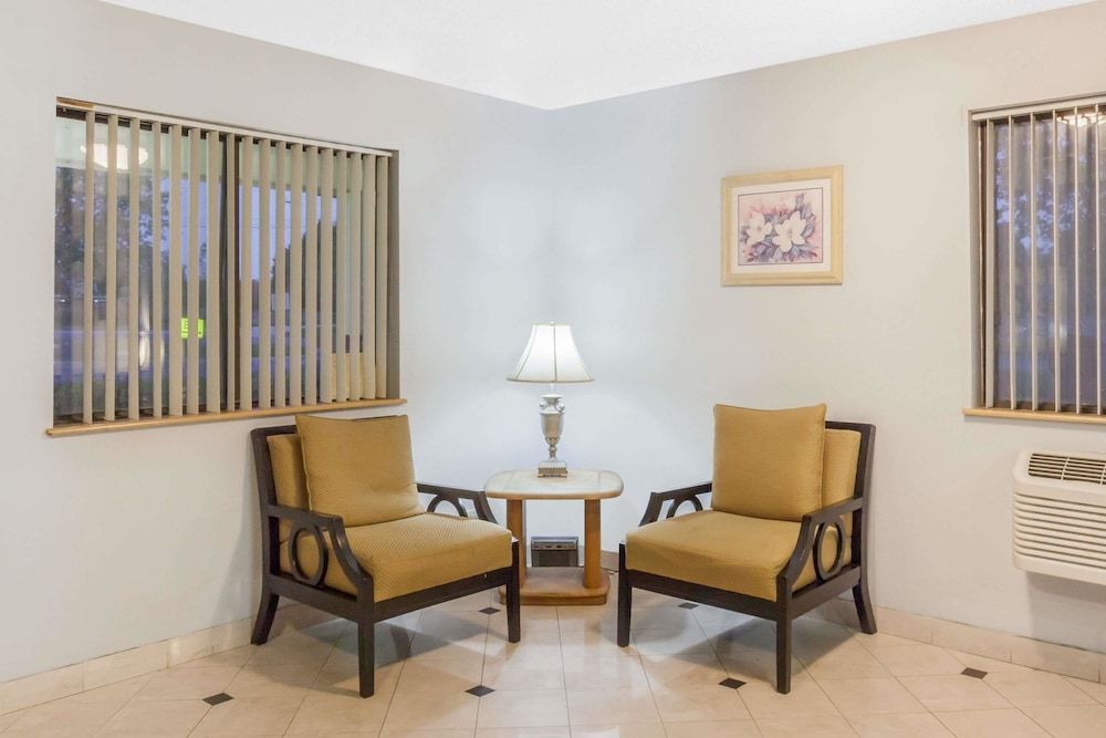 Super 8 by Wyndham Charlotte/Amusement Park Area 2