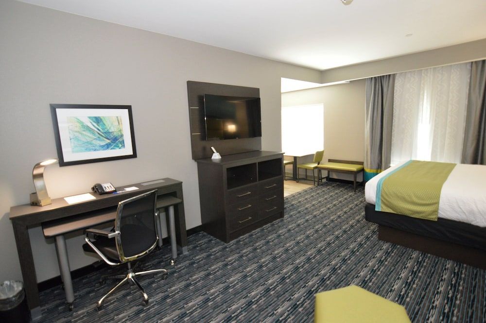Holiday Inn Express And Suites Pasadena Houston Southeast by IHG 2