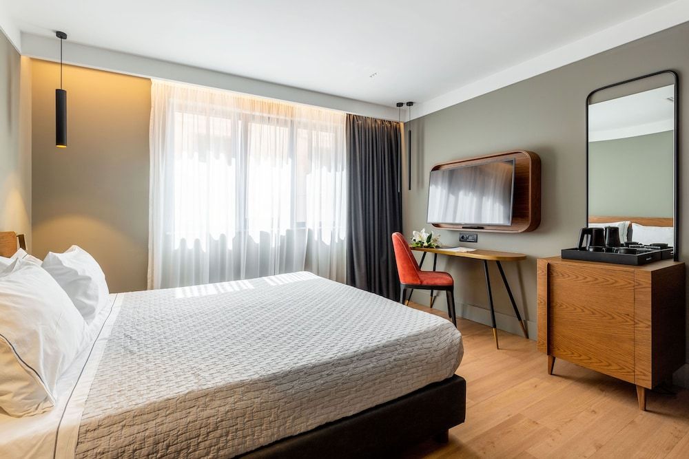 Bob W Athens Eolou 1