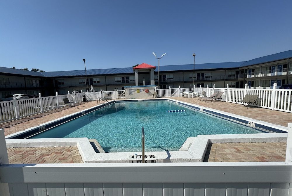Englewood Inn & Suites 1