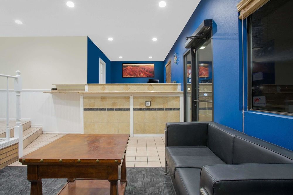 Howard Johnson by Wyndham St. George Hotel & Suites 2