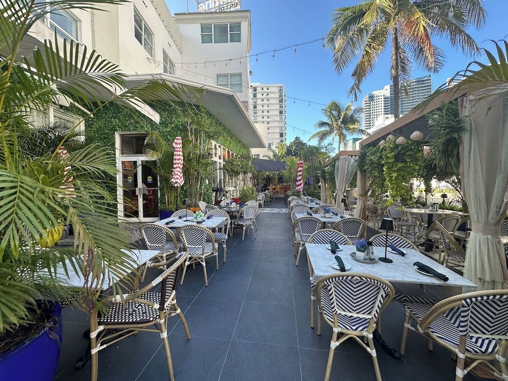 Maxines Dorset Catalina Hotel 1