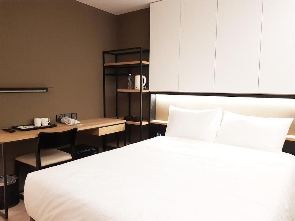 Comin' Place HSR Hotel 2