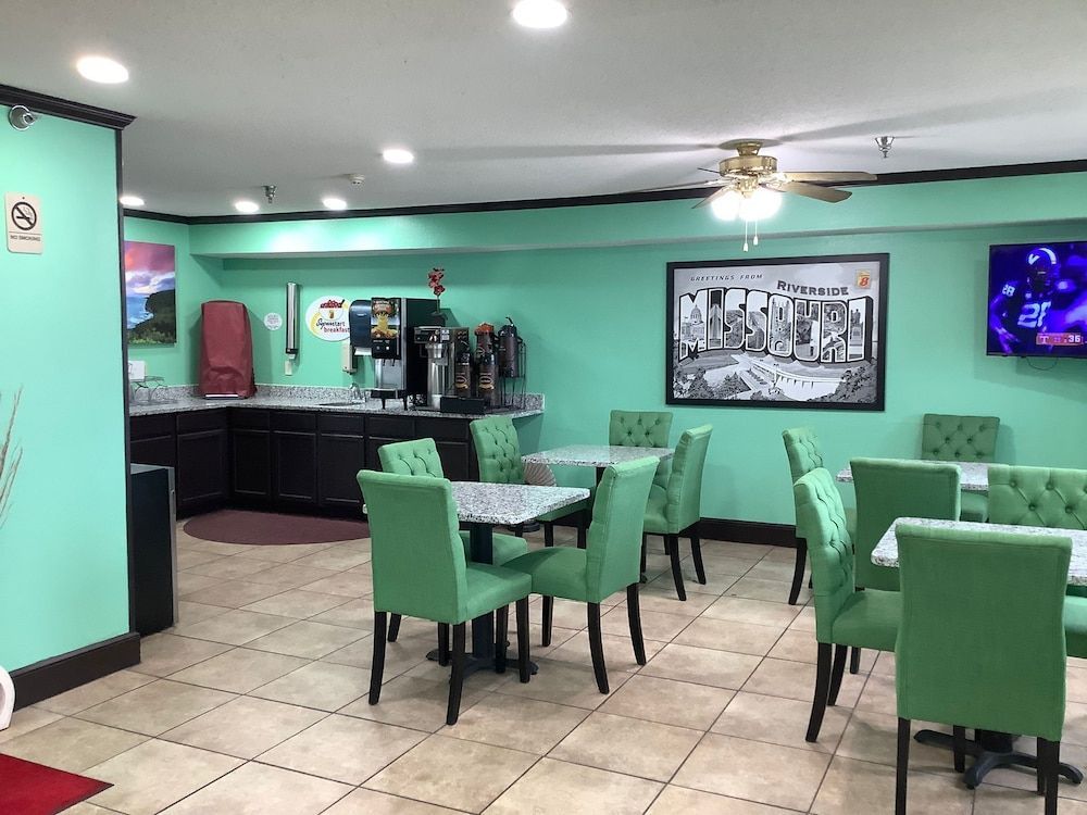 Super 8 by Wyndham Riverside/Kansas City 1