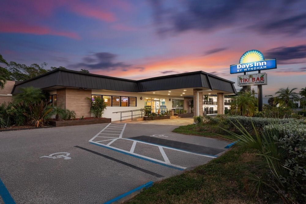 Days Inn by Wyndham Fort Myers Springs Resort 1