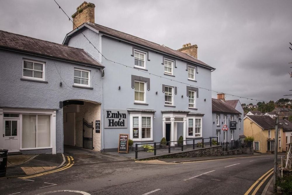 Gwesty'r Emlyn Hotel 1