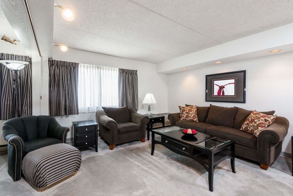 Ramada Plaza By Wyndham Hagerstown 1