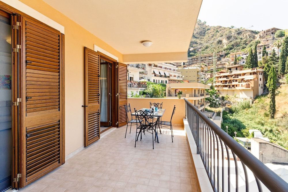 GuestHost - Calipso Seaview Flat with Private Parking 1