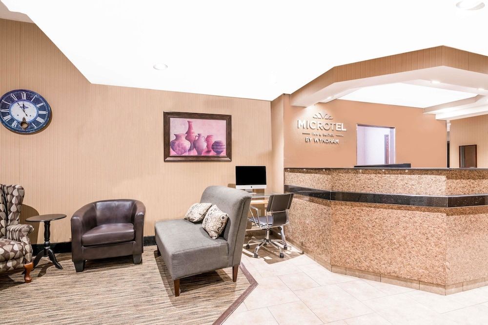 Microtel Inn & Suites by Wyndham Rochester North Mayo Clinic 2