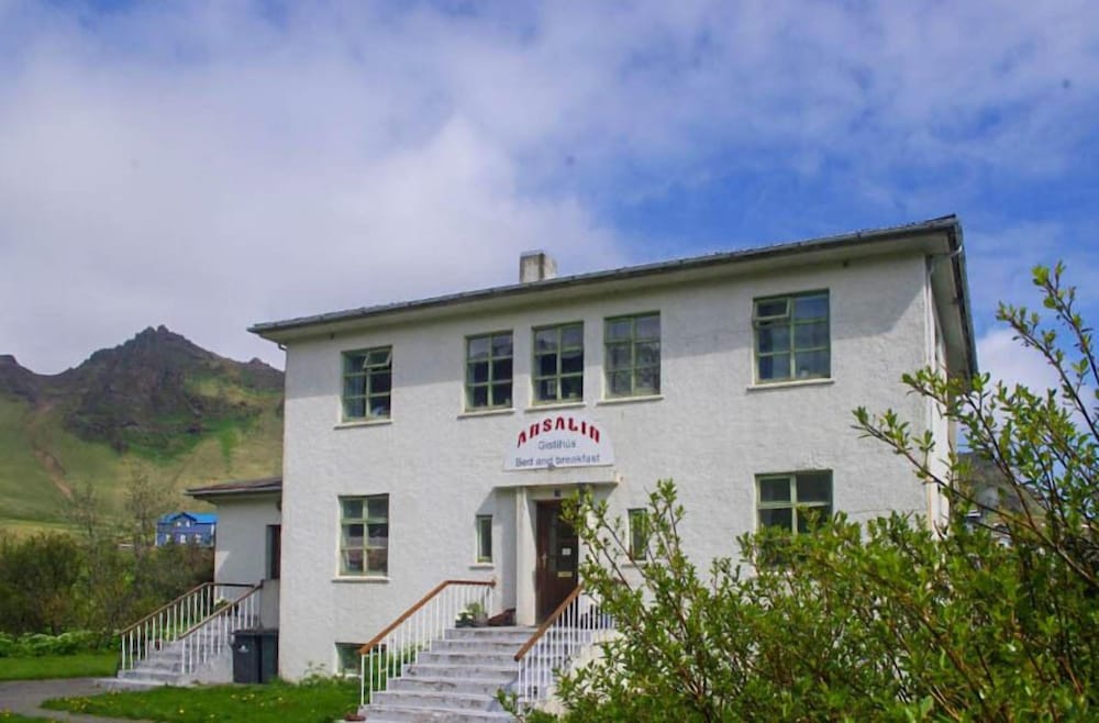 Arsalir Guesthouse Vik B&B 1