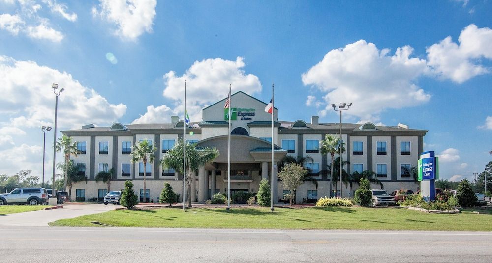 Holiday Inn Express & Suites HOUSTON-ALVIN by IHG 1