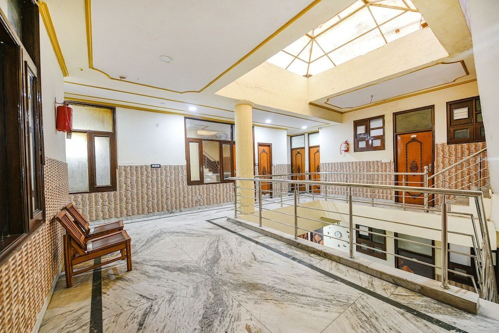 Fabhotel Royal Inn 2