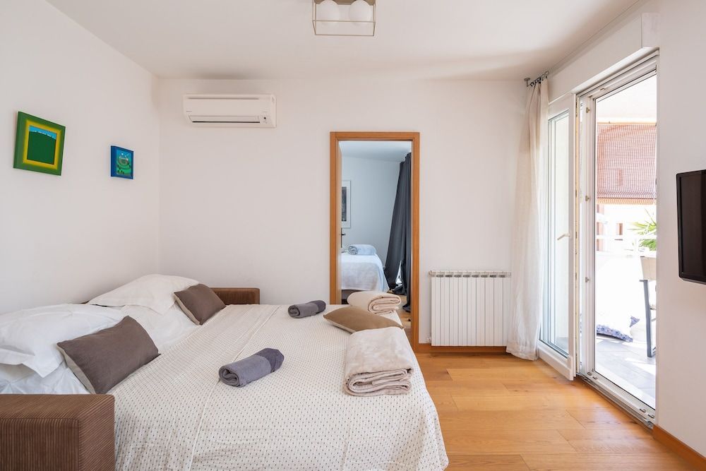 Modern apt with terrace 4 min walk to the beach 2