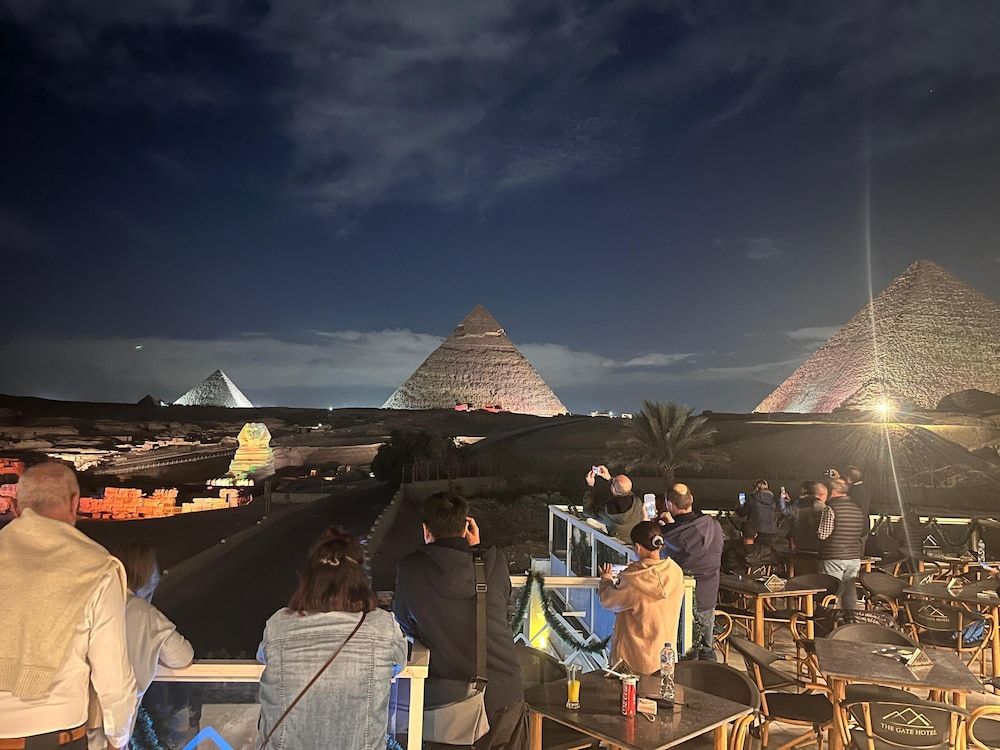 The Gate Hotel Front Pyramids & Sphinx View 1