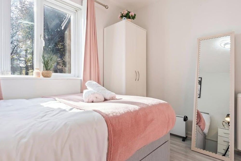 1 Bedroom Apartment Sleeps 4, Free Parking, Tv 2