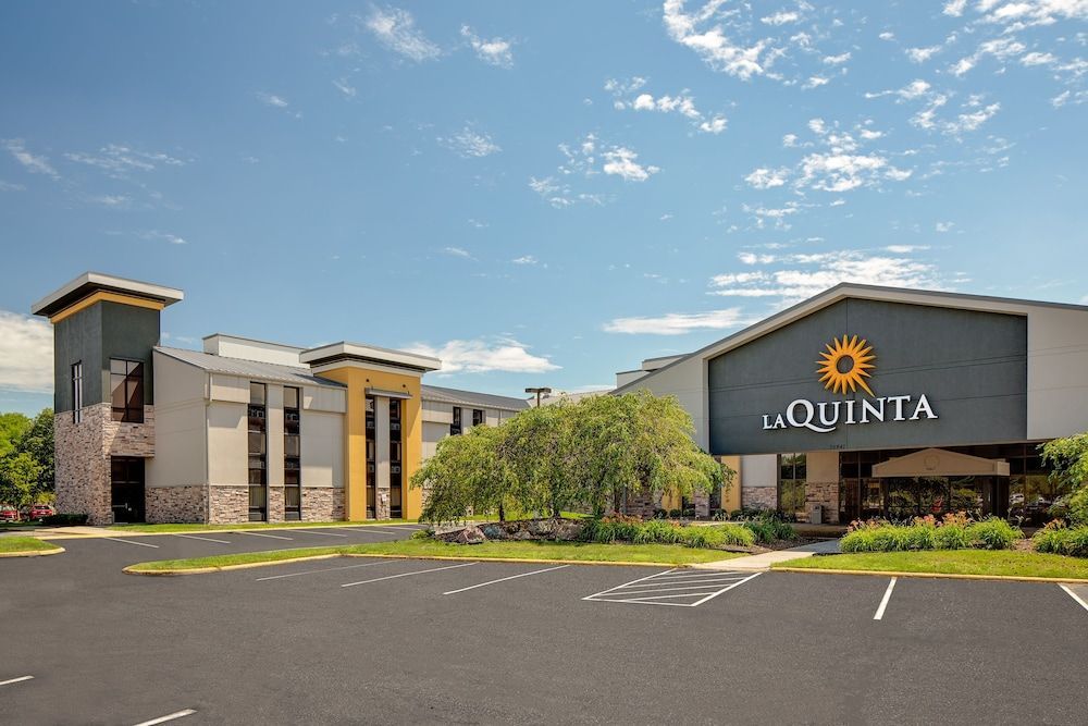 La Quinta Inn & Suites by Wyndham Detroit Metro Airport 1