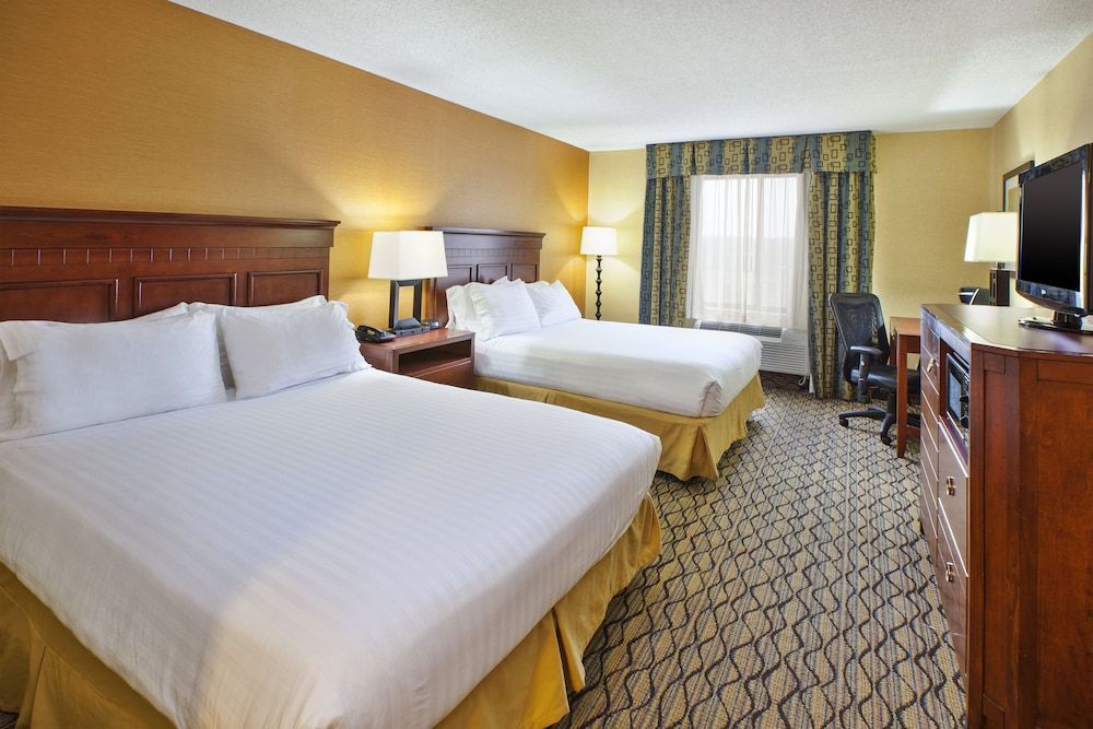 Holiday Inn Express & Suites BELLEVILLE (AIRPORT AREA) by IHG 2