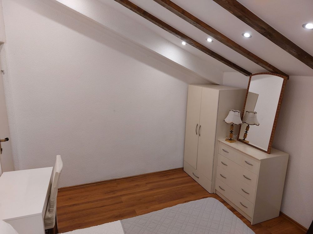 Apt Lavender on Nincevica St-1 BR Apt 2