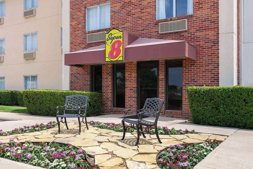 Super 8 by Wyndham Grapevine/DFW Airport Northwest 1