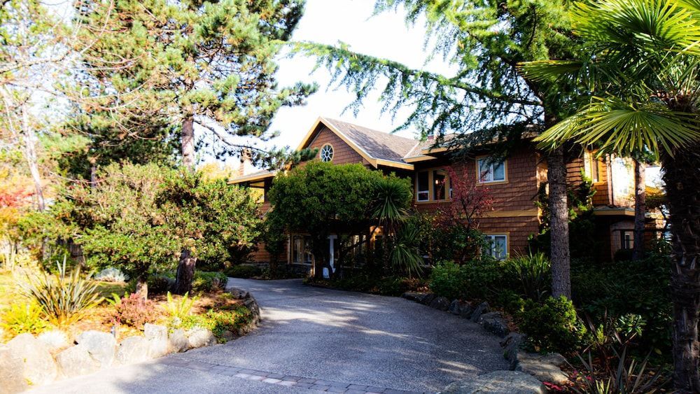Galiano Oceanfront Inn & Spa 1