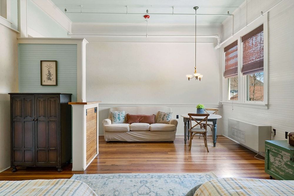 Mccloud Mercantile Hotel 1