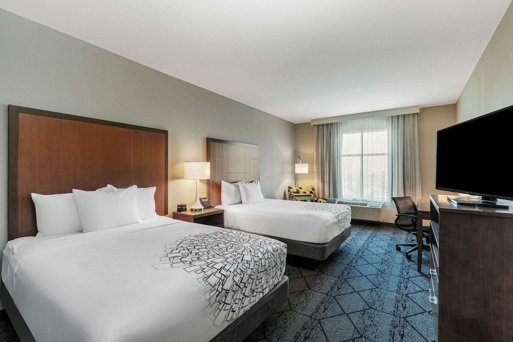 La Quinta Inn & Suites by Wyndham Kansas City Beacon Hill 1