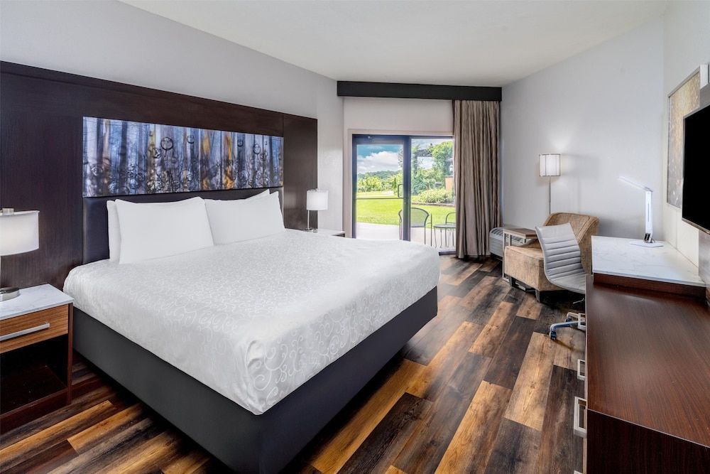Aiden by Best Western Warm Springs Hotel and Event Center 1
