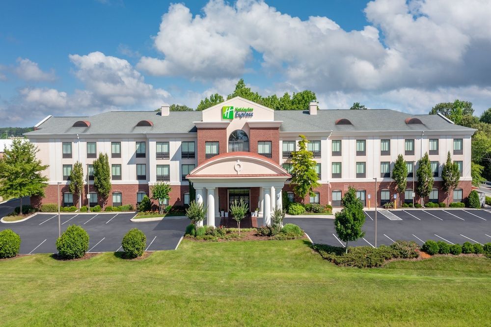Holiday Inn Express & Suites TULLAHOMA by IHG 1